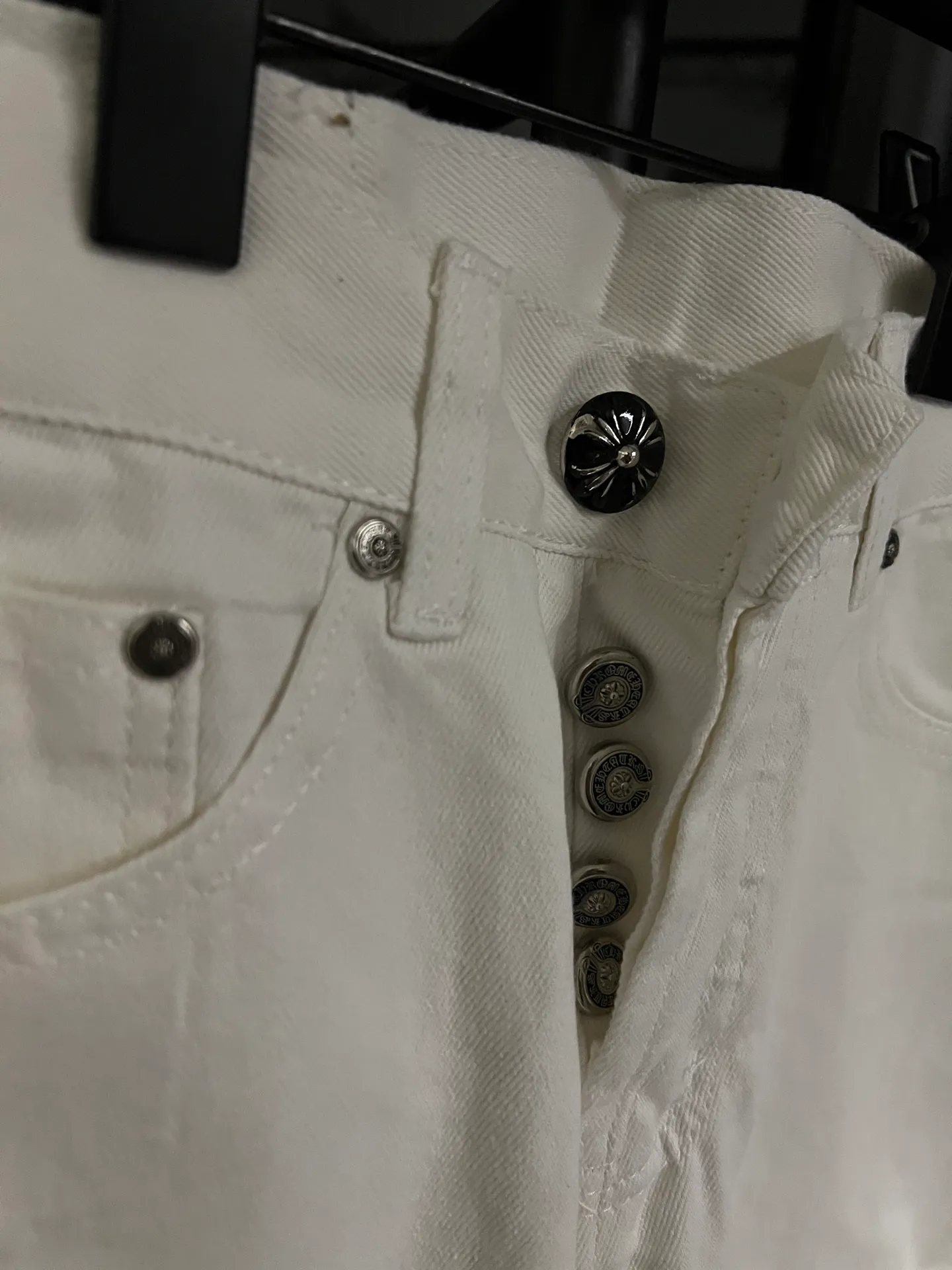 P270 [Next day] Chrome Hearts/Chrome Hearts 25FW CH top denim large cross leather jeans (white) Chrome Hearts is the most popular color pants. Made of beaded canvas fabric, heavy washing makes the upper body of the fabric more textured and the pants are tall and straight! The three-dimensional cutting of the whole trousers is a masterpiece! The hardware is customized by zp. The beaded canvas fabric is thick and soft after being washed. It has good breathability. Customized small leather label. Unique design. The details are in place, simple and elegant, and the workmanship is exquisite. The whole trousers are neatly routed and the details are in place. Look for the correct version. Size: 28 30 32 34 (corresponding to s-xl) Detailed size can be found in Figure 9
